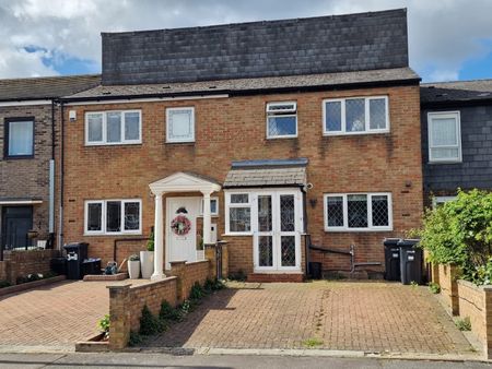 4 Bed Terraced House, Pershore Close, IG2 - Photo 2