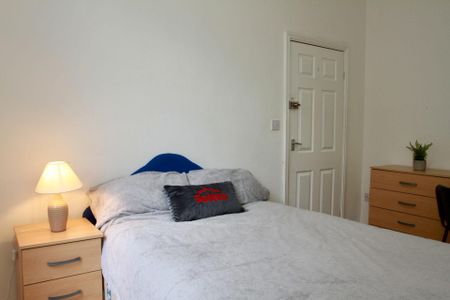 West Avenue (3 or 4 bed) - Photo 2
