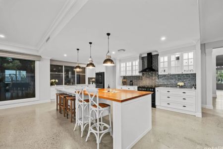 Prestige Living Awaits – 5-Bedroom Waterfront Sanctuary in Hope Island !! - Photo 2