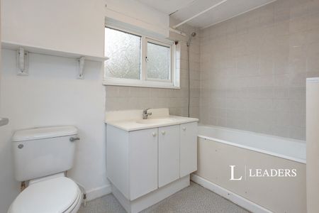 3 bedroom house to rent Pine Ridge, Tonbridge, TN10 - Photo 2