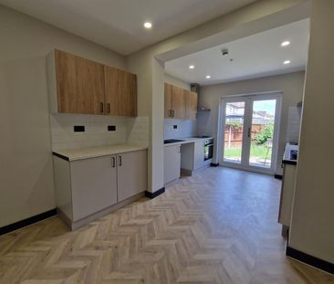 Boleyn Avenue, Enfield EN1, London - Photo 3