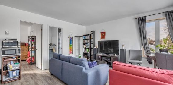 Grand 2 1/2 Lac St Charles semi meublé - Photo 2