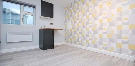 The Studio, Ash Road, Aldershot, Hampshire, GU12 - Photo 2