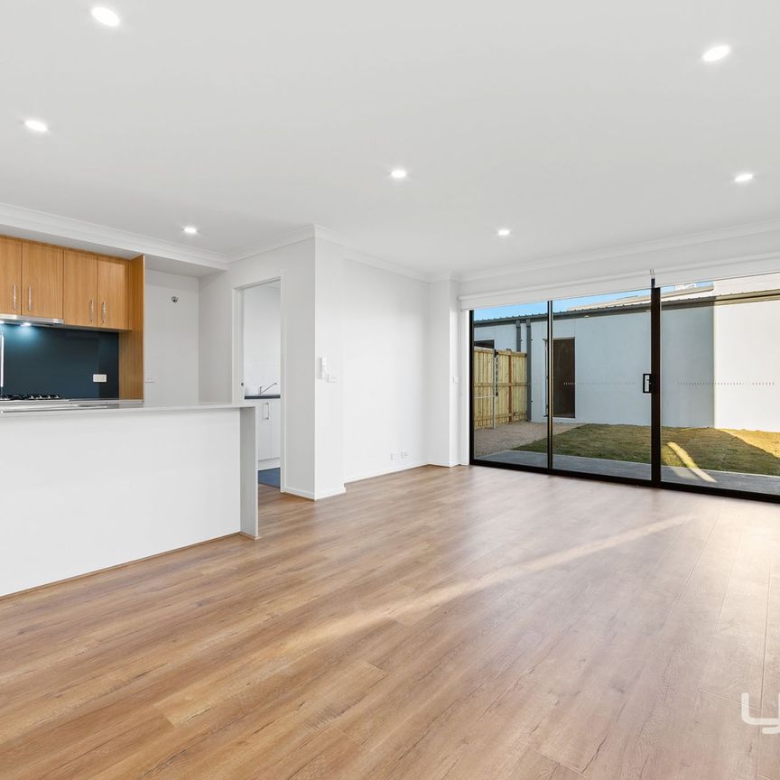 Captivating Brand-New Townhouse in Thornhill Park - Photo 1