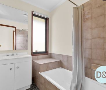 Classic Family Living in a Quiet Court, Backing Onto Parkland - Photo 6