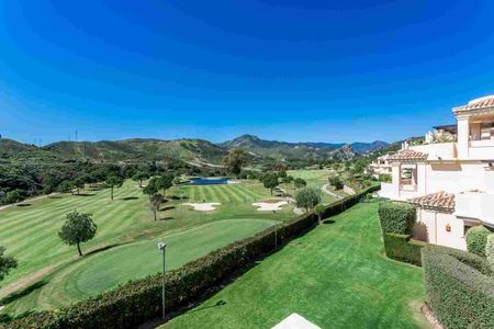 Middle Floor Apartment in Benahavís - Photo 5