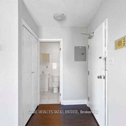 Modern spacious feel heart of bloor st west! - Photo 3