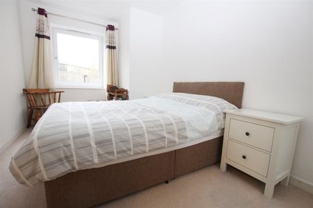 2 bedroom Flat to let - Photo 4