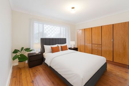 Three bedroom home moments from the beach - Photo 3