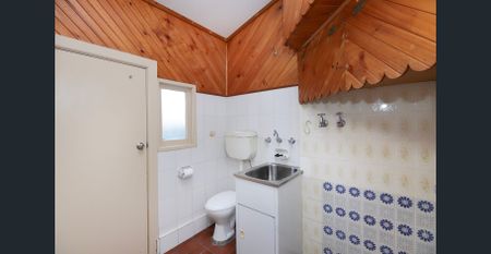 CHARMING THREE-BEDROOM HOME! - Photo 3