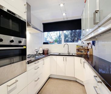 SPACIOUS AND BRIGHT TWO BEDROOM APARTMENT - Photo 5