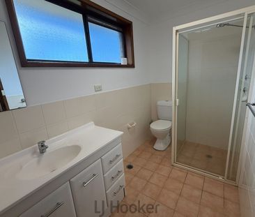 Stylish Two-Bedroom Townhouse – End Unit Convenience - Photo 5