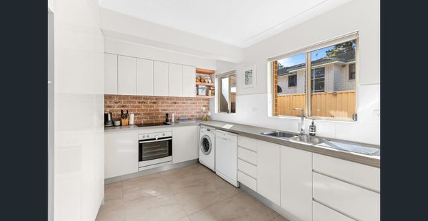 Designer style and boutique tri level townhouse - Photo 1