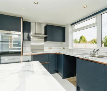 2 bedroom semi-detached bungalow to rent - Photo 3