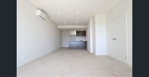 Modern 2 Bedroom Apartment with Tiles in Living room - Photo 1