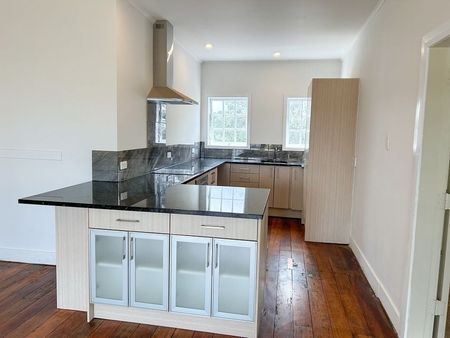 Riverside 4 Bedroom 2 Bathroom home - Photo 3