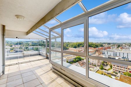 Exclusive attic apartment with a panoramic view - Photo 4
