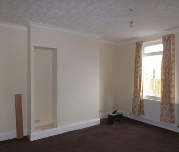 2 bedroom ground floor flat to rent - Photo 2