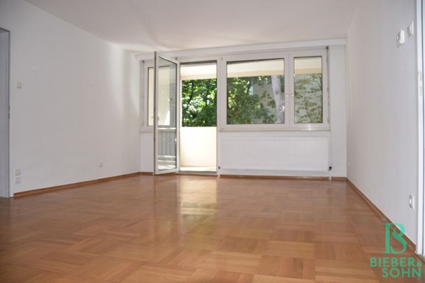 Großzügige, top renovierte Wohnung mit Loggia und Garagenplatz - Blick ins Grüne! - Foto 1