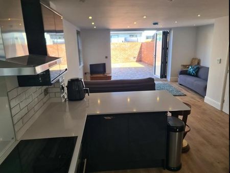 3 bedroom semi-detached house to rent - Photo 3