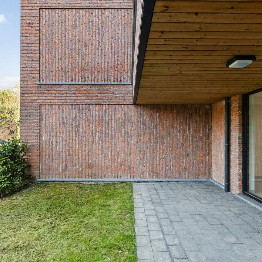 Gelijkvloers en energiezuinig appartement met 2 slpkrs en gezellig tuintje in Koningshooikt - Photo 1