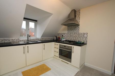 1 bedroom coach house to rent - Photo 2