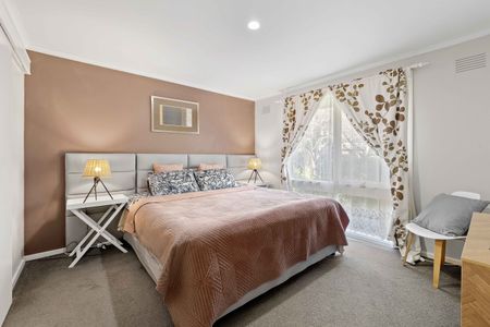 Move in to enjoy space, comfort and convenience - Photo 2