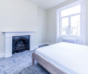 Beautiful one bedroom set in a period conversion - Photo 3