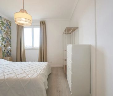 Room in a shared 11-bedroom apartment for rent in Lisbon, perfect f... - Photo 2