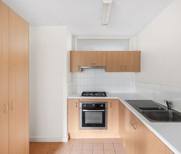 Spacious and bright apartment with new carpet next to parkland - Photo 6