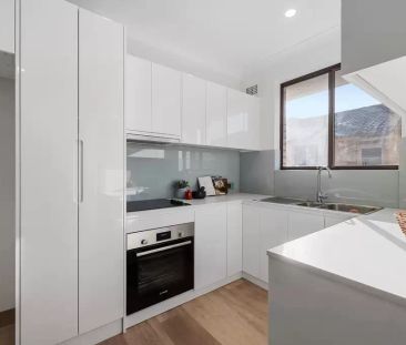 Stylishly renovated two-bedroom apartment - Photo 6