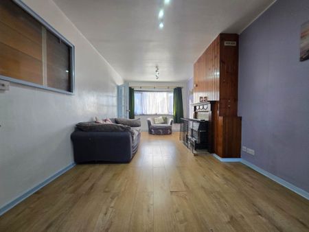 Price £2,100 pcm - Available Now - Part Furnished - Photo 3