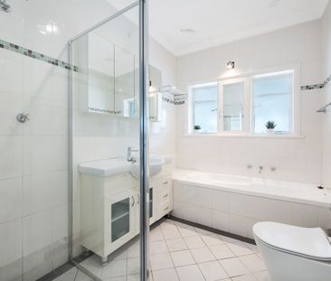 Pet Friendly, Renovated & Super Convenient Family Home - Photo 3