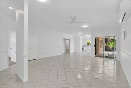 Elevated Home with Views - Full AC - 6x4 Shed - 13Kw Solar - Photo 4