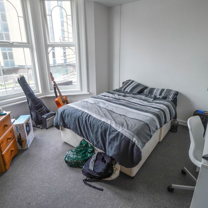 3 Bedroom Flat To Rent in Lansdowne - £1,350 pcm Tenancy Info - Photo 1