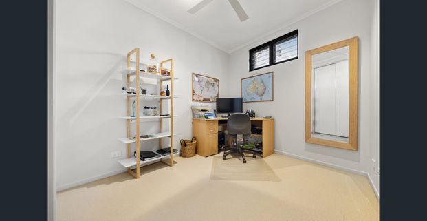 Luxurious Townhouse Living – Prime Sandgate Location - Photo 1