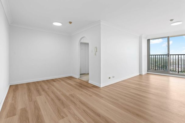 Gorgeous Two Bedroom Apartment with View - Photo 1