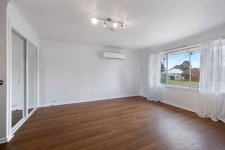 Newly-Renovated 3-Bedroom Home Within Walking Distance to Local Town Centre - Photo 3