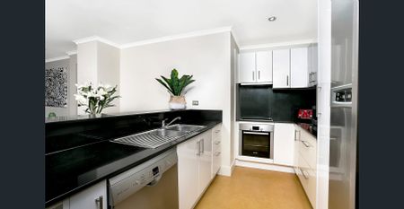 Fully furnished - Sought After CBD Location w/Parking + Pool - Photo 3