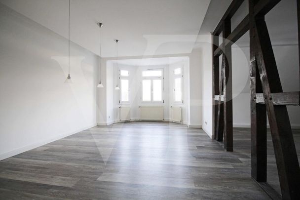 Frisch renovierte Dachgeschosswohnung verkehrsgünstig gelegen! - Photo 1