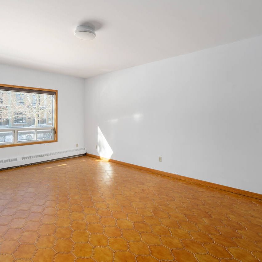 House for rent in Côte-Des-Neiges | Semi-furnished duplex - Photo 1