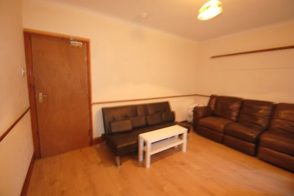 WINTON STUDENT HOUSE Victoria Park Road - Photo 1