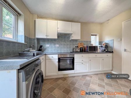 3 bedroom semi-detached house to rent - Photo 4