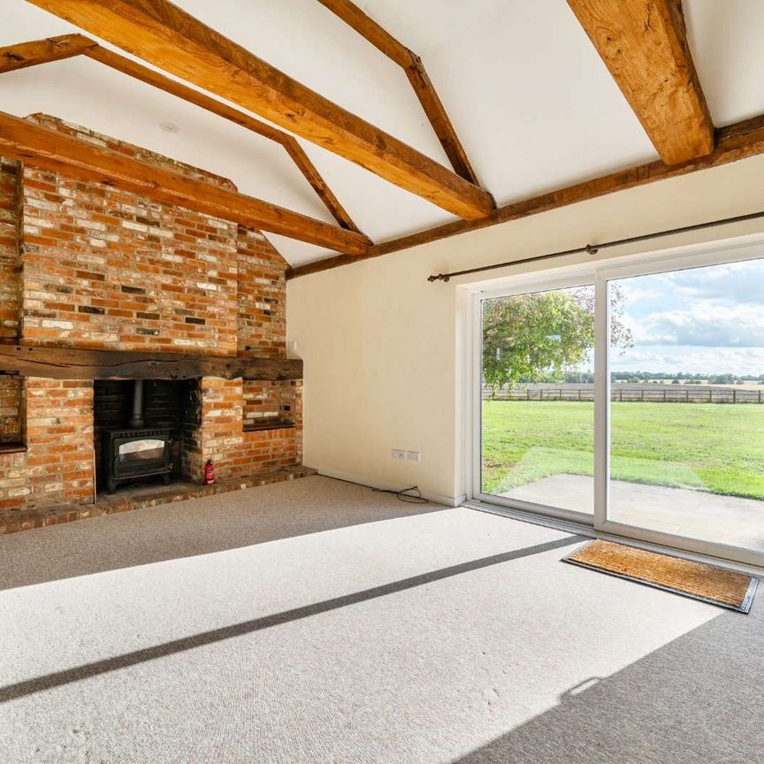 A charming detached country lodge house with large gardens. - Photo 1