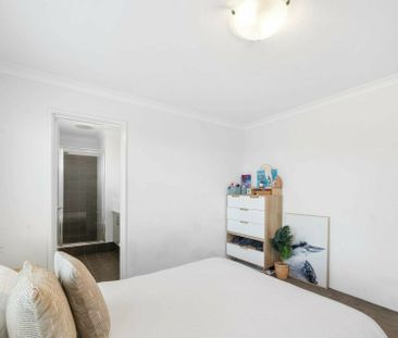 Stunning 3 Bedroom, 2 Bathroom Home with Modern Comforts - BREAK LEASE - Photo 5