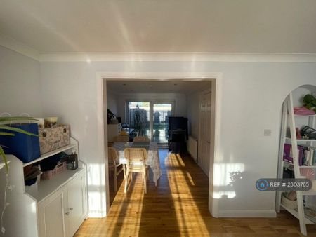 3 bedroom semi-detached house to rent - Photo 4