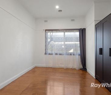 Family Living in a Prime Oakleigh South Location - Photo 2