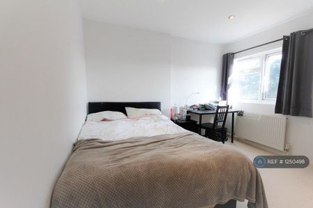 1 bedroom in a house share to rent - Photo 2