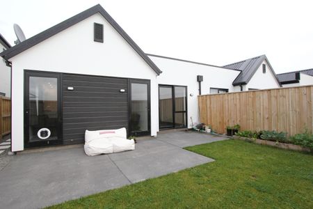 Three Bedroom Townhouse in Faringdon - Photo 4