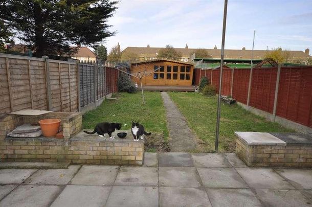 Dorothy Gardens, Dagenham, RM8 - Photo 1